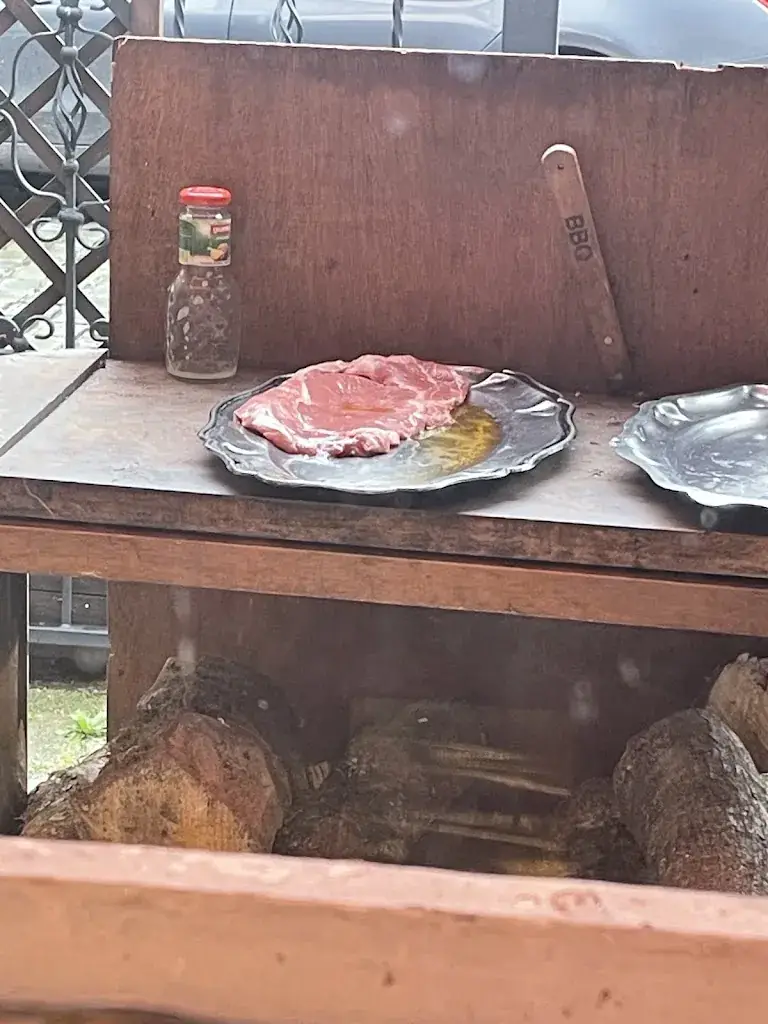 Ruben Santisteban Salazar_La causerie des lilas_Hierges_review