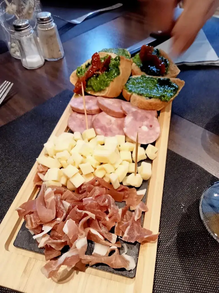 aurelie henriet_L'ideal_Hierges_review