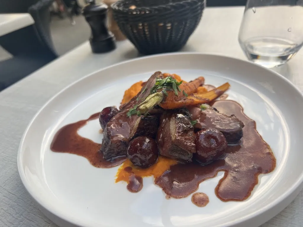 Emily Lee_Le Petit Thiou_Annecy_review