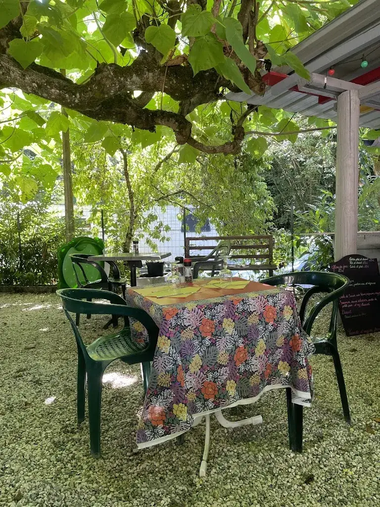 James Dunn_Au Bon Refuge_Lovagny_review