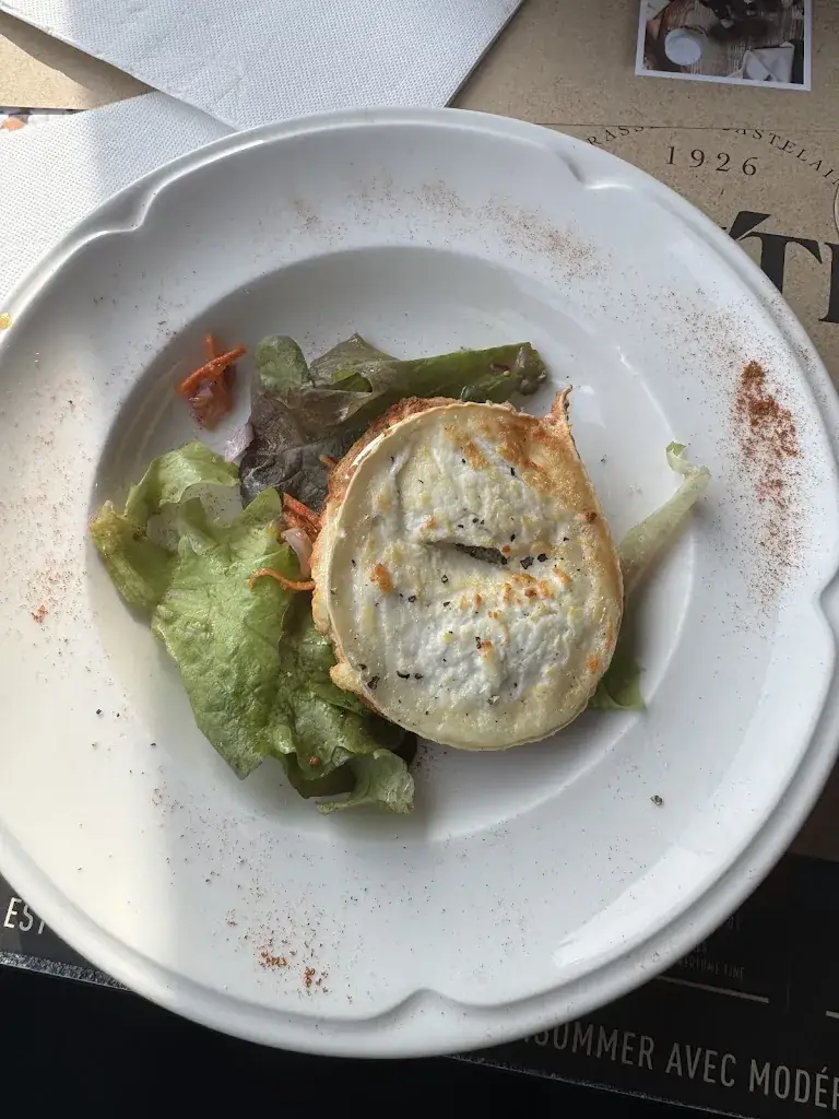 Chloé Dotzler_Le Vieux Noyer_Abbeville_review