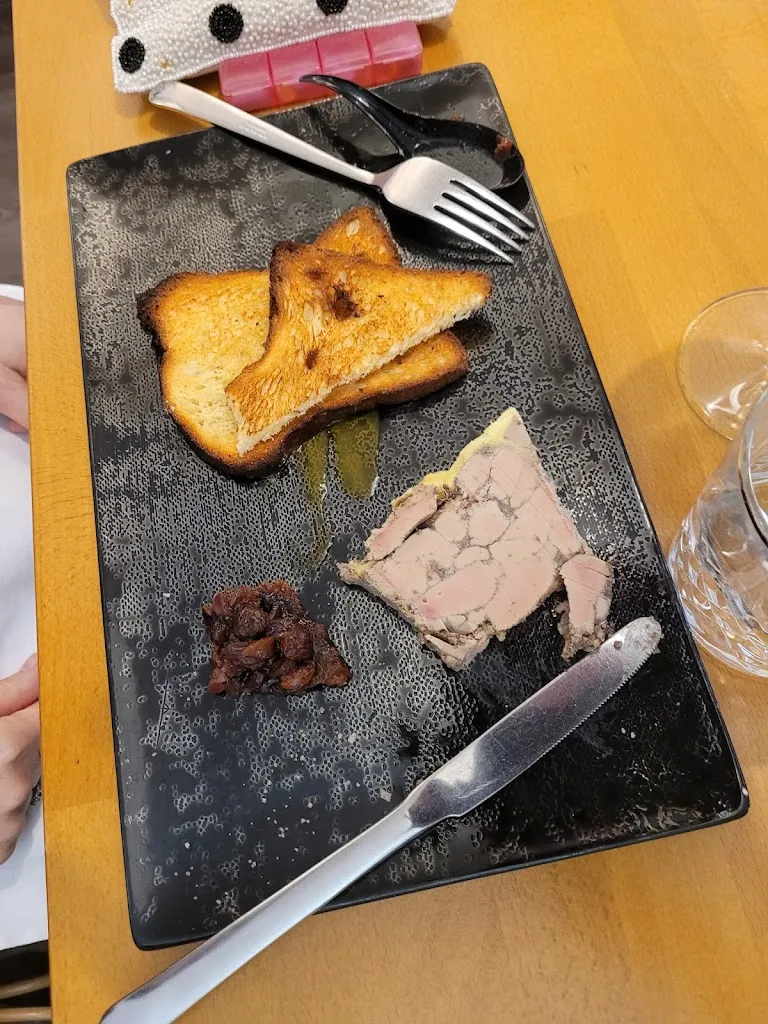 pete turner_Les Marronniers_Amiens_review