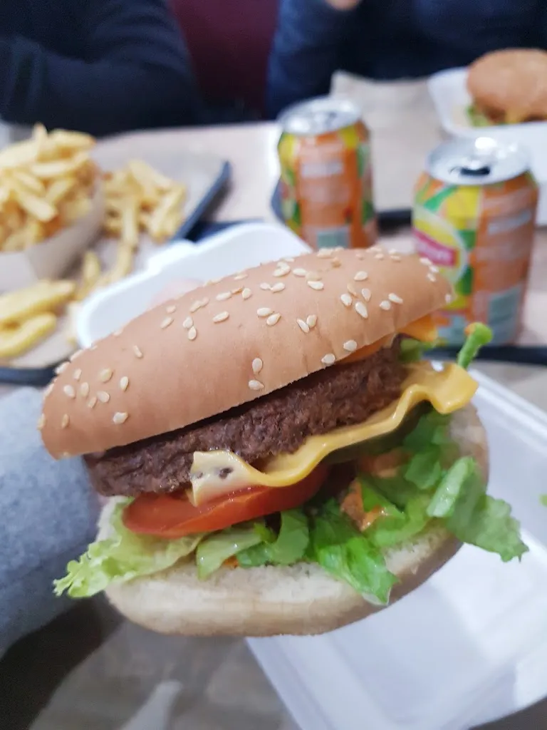 Pamela Pamart_FRITERIE VAL ET MINOU_Anhiers_review