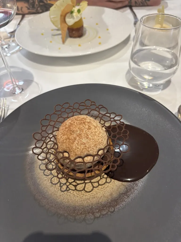 carmina buenaventes_Logis Hôtel le Château Blanchard_Chazelles-sur-Lyon_review