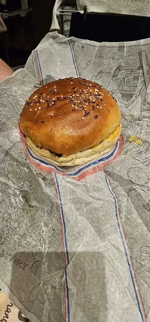 Alexia Bertozzi_Burger Magic_Aniche_review