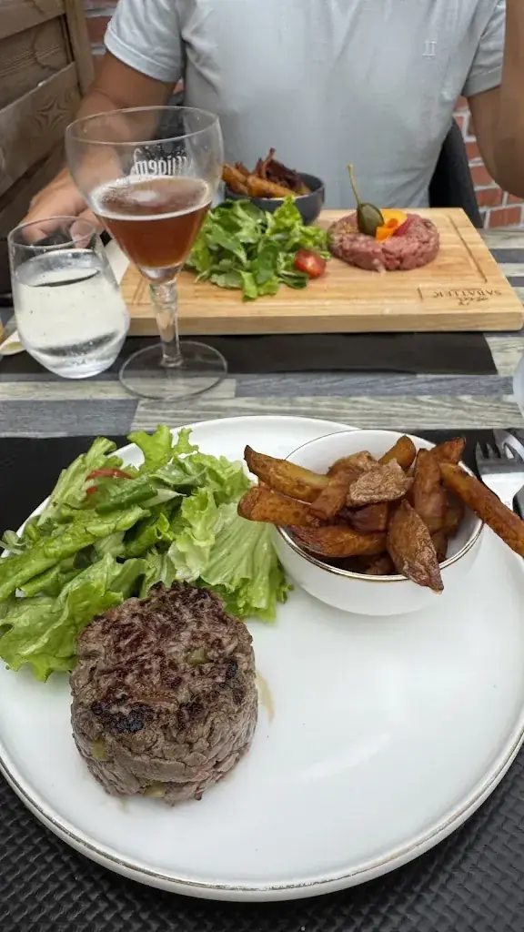 Lilou G _Le Lounge Restaurant Traiteur Hébergements_Breteuil_review