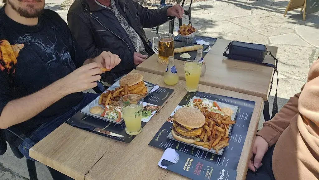 Grégoire Chuat_L'Estrella Sous Salève_Collonges-sous-Salève_review