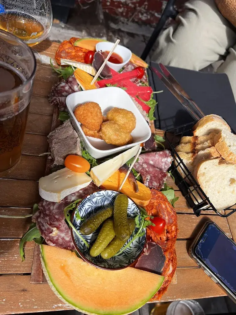 Phillip Dougan_L’Ampélia_Ardres_review