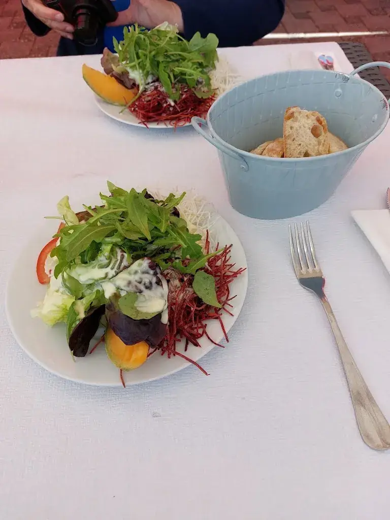 Réré Dubat_Restaurant chez Betty_Massonnens_review