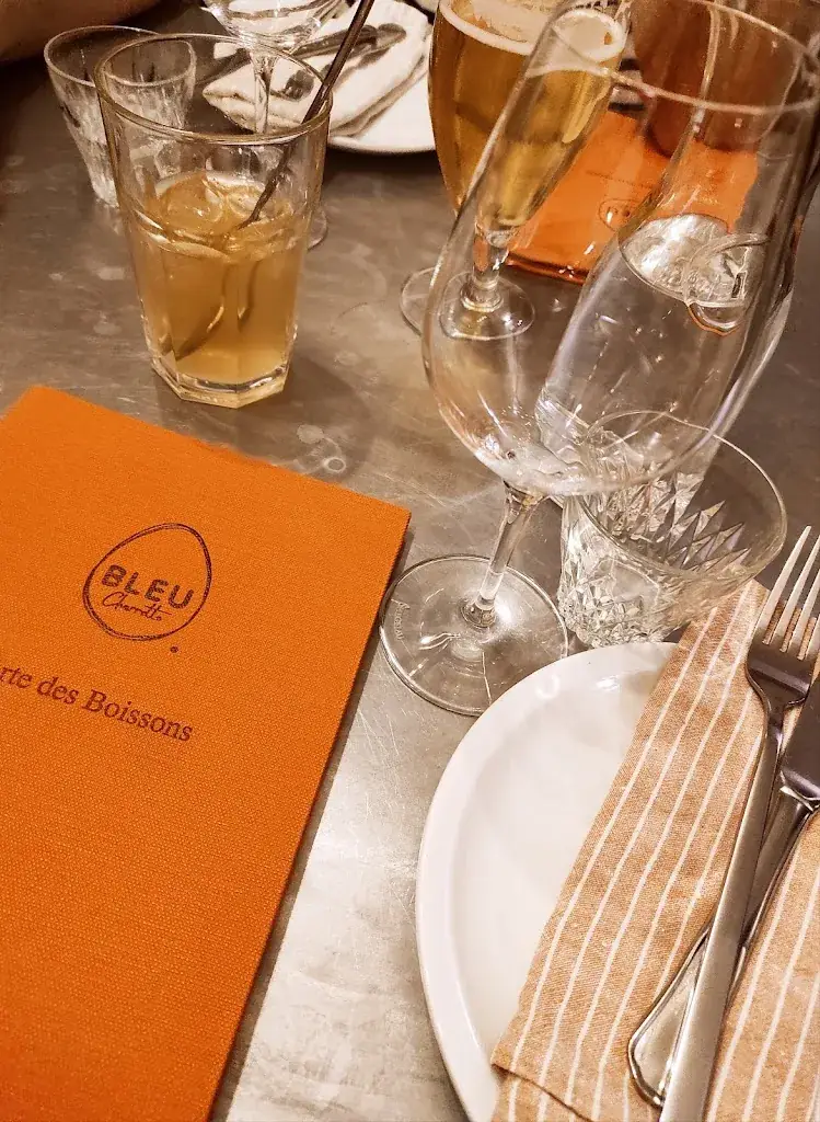 Alexandra V._Bleu Charrette_Saint-Symphorien-sur-Coise_review