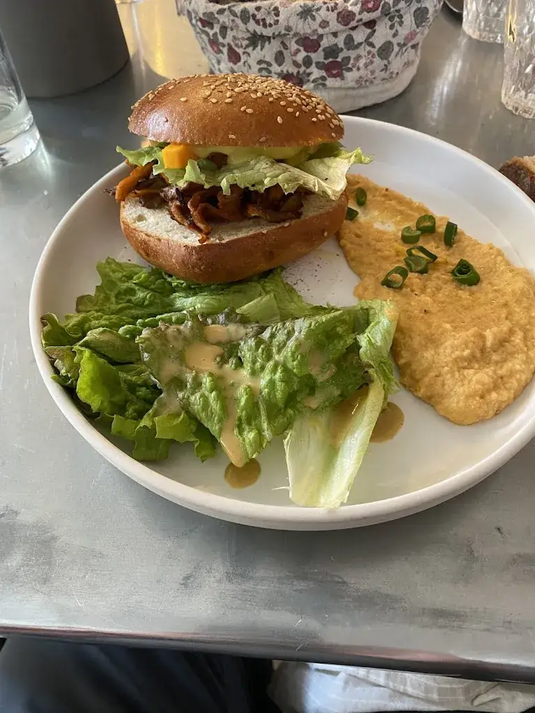 N M (World guide)_Bleu Charrette_Saint-Symphorien-sur-Coise_review