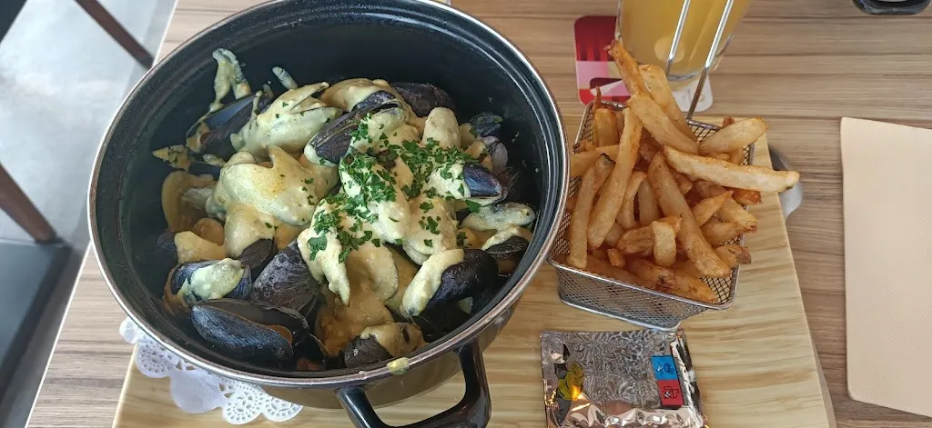 Amandine Orecchioni_La terrasse_Mers-les-Bains_review