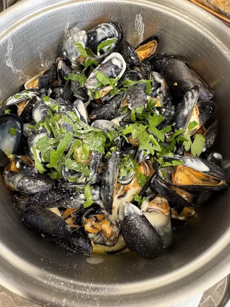 Andreea Iordănescu_Le Homard Bleu_Tréport_review