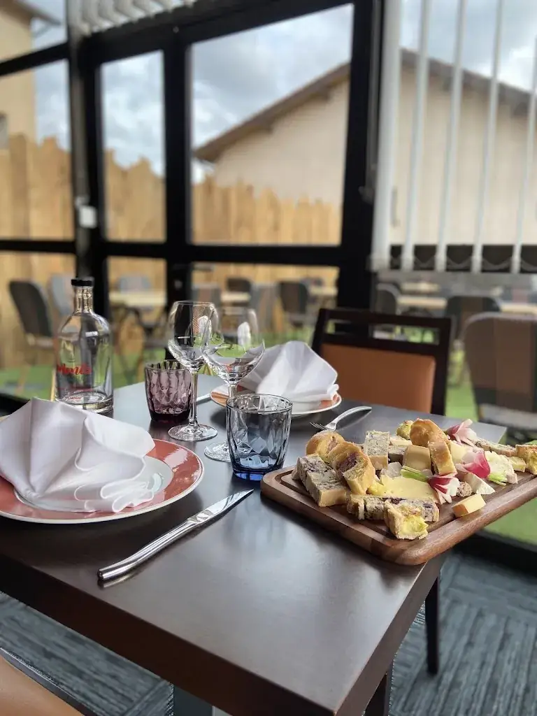 Monts Restaurant_Larajasse_slider_image_2