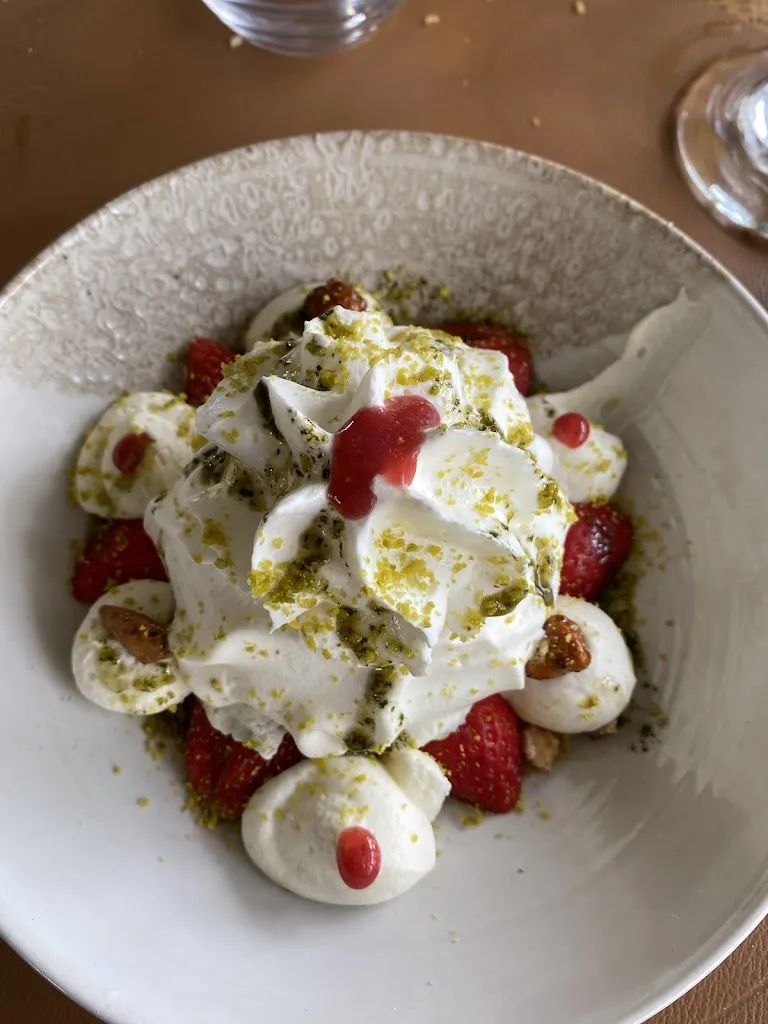 Yan Dek_L'Auberge_Caëstre_review