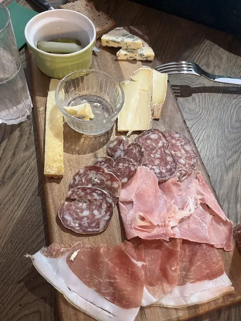 Manon Mm_BURONS et BOUCHONS - Bistro/Resto de pays, Pub Cantalou, Caviste et Epicerie Fine Paysanne_Condat_recensione