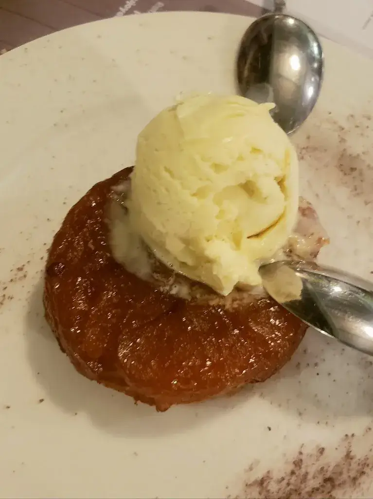 Donna Hughes_Au Joyeux Retour des Pêcheurs_Zuydcoote_review