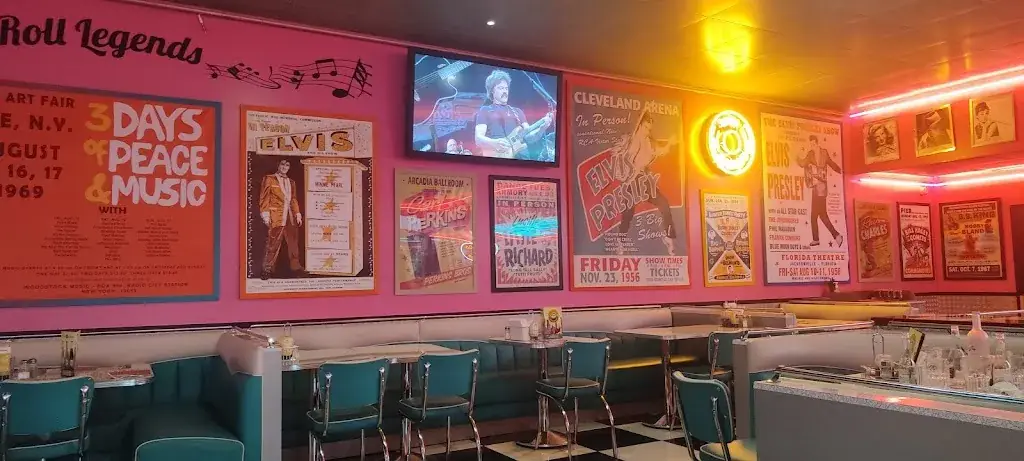 Rafael Groeneveld_Tommy's Diner_Mondeville_review