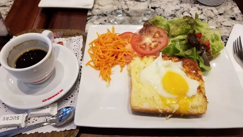 Jon T_Café de la tour_Calais_review