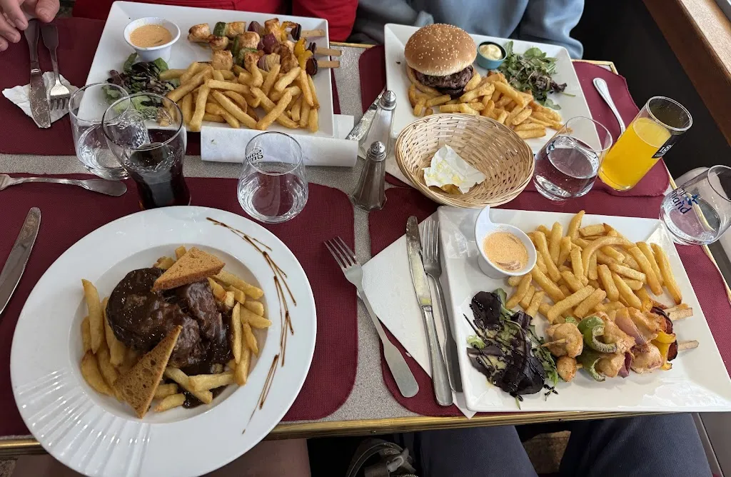 Nathaly Zavala_Le Café de Paris_Calais_review