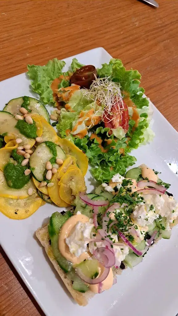 Lilia H-B_La Cantine bio Albertville_Albertville_review