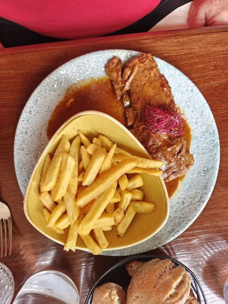 Anne Easton_La Capitainerie_Chantilly_review