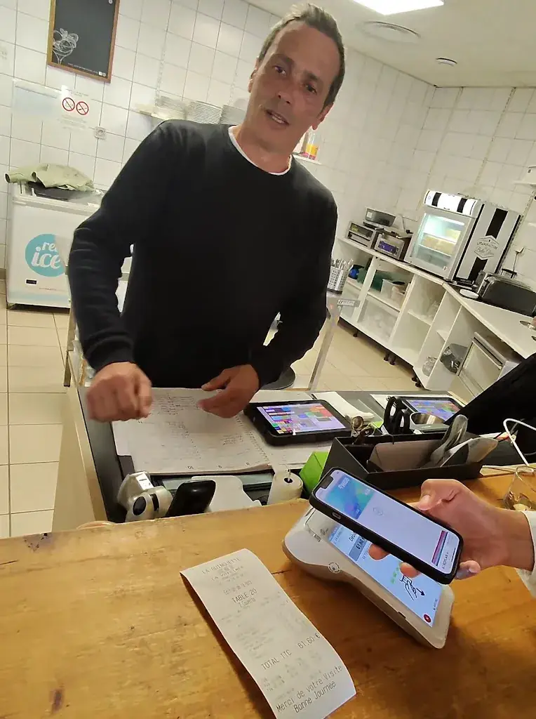 Pamela Monzalvo_La Guinguette - Lac des Sapins_Ronno_review