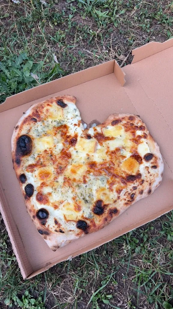 Louise Lourd_La Bonne Pizza_Crouy_review