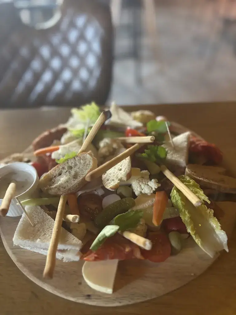 Jennifer Zangrandi_Gorilla Bar lounge_Crouy_review