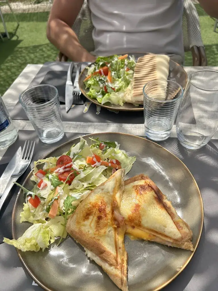 Margaux Blechet_Gorilla Bar lounge_Crouy_review