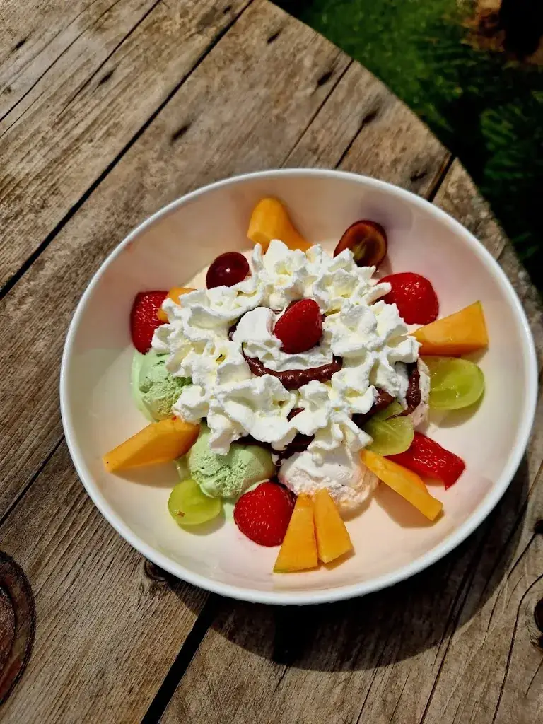 Gorilla Bar lounge restaurant in Crouy