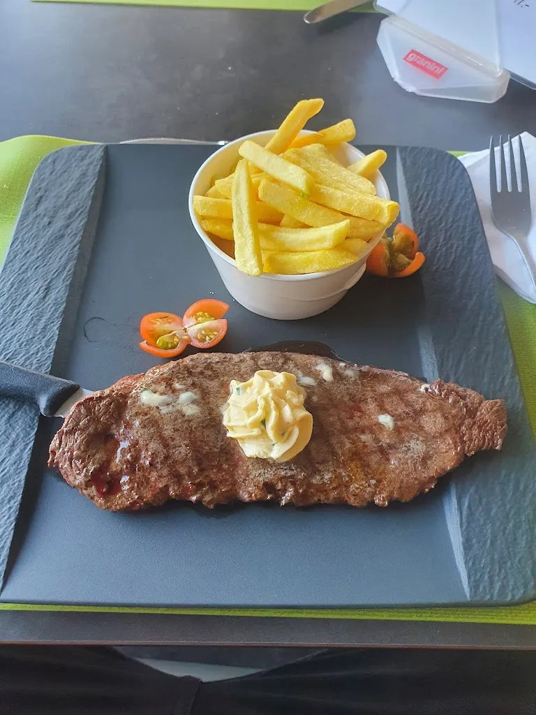 Tiago Marques_Tennis Center_Bulle_review