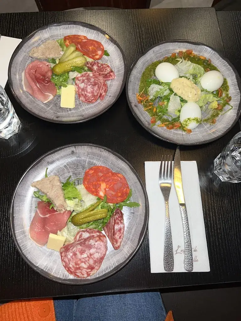 Celia yakan_L'Esprit de Famille_Neuilly-en-Thelle_review