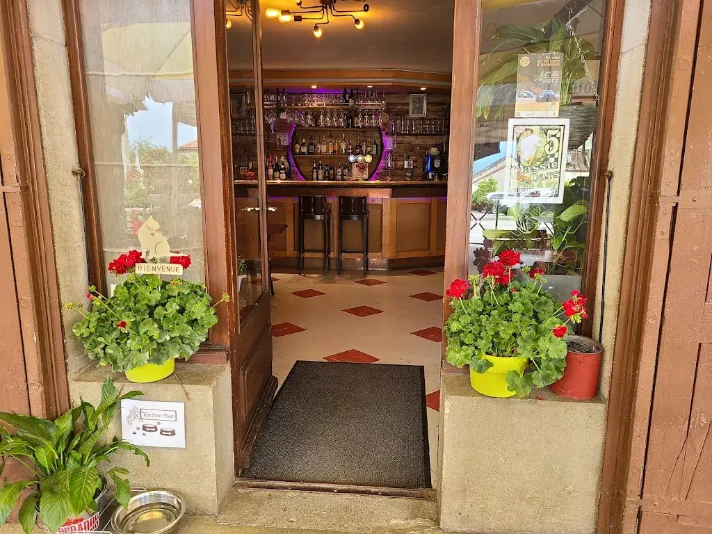 Le Café des Platanes restaurante en Cranves-Sales