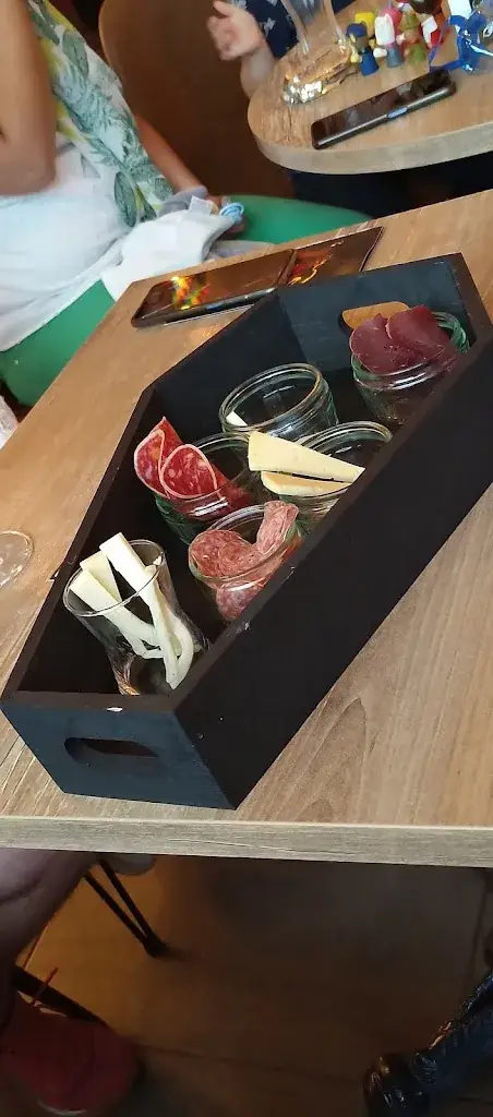 Cyprien D_DECIB'HELL' CAFE_Esquelbecq_review