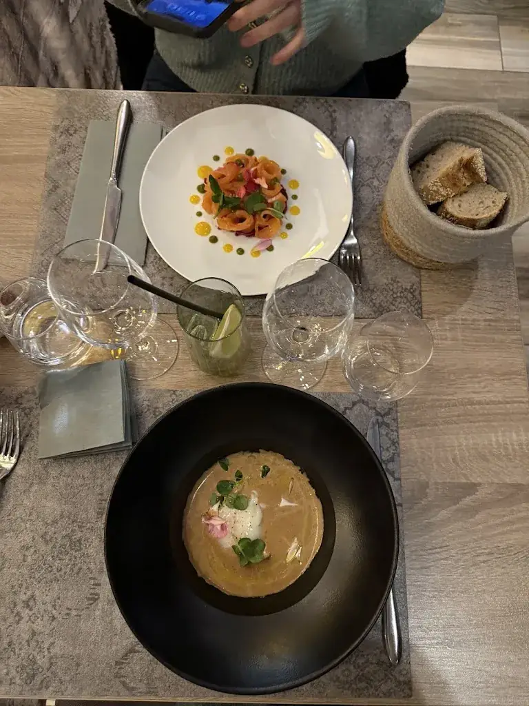 Ateya Luc_La table Ernesto_Cranves-Sales_review