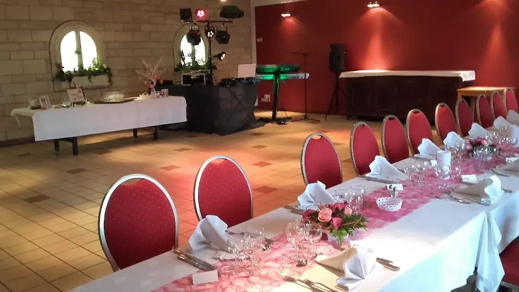 Les Salons Chateau Blanc Restaurant in Râches