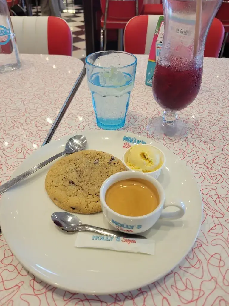 Sarah Norway_Holly's Diner_Louvroil_review