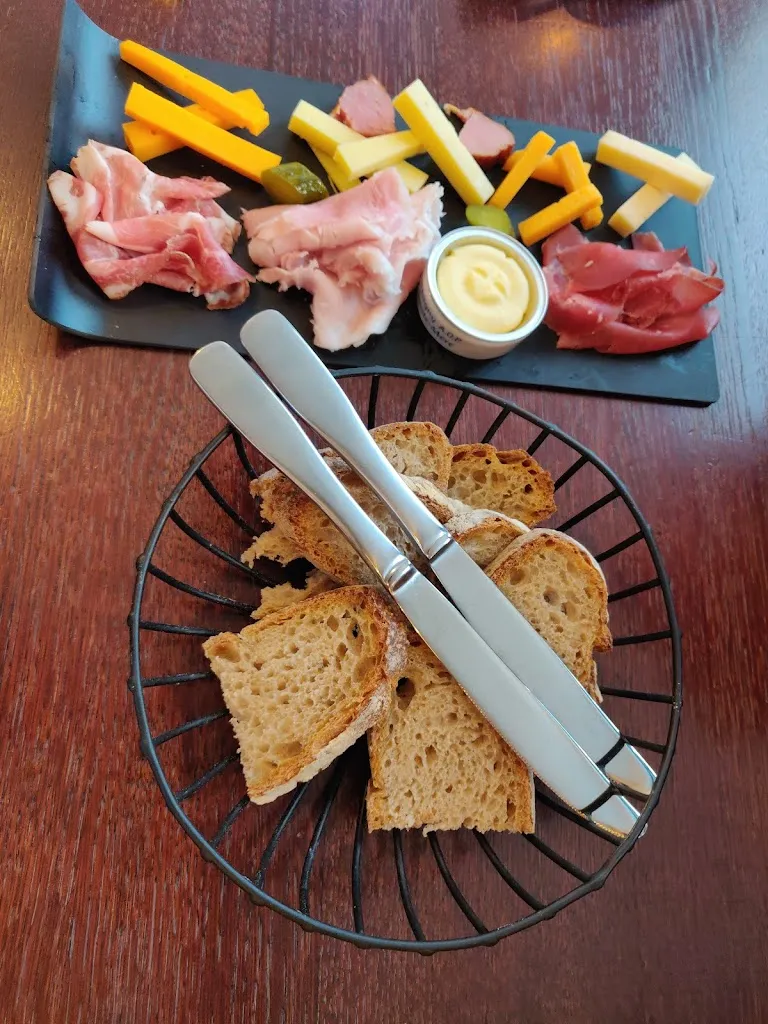 Thom As_LE TABLIER_Herlies_review