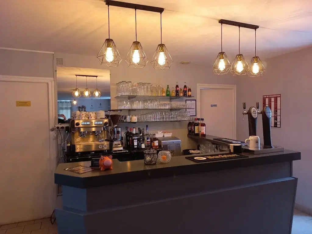 Le petit Coutures restaurant in Coutures