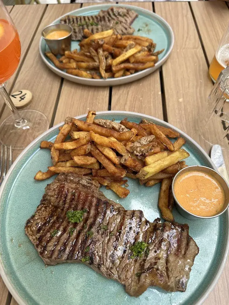 Le local (le camion affamé) restaurante en Fère-en-Tardenois