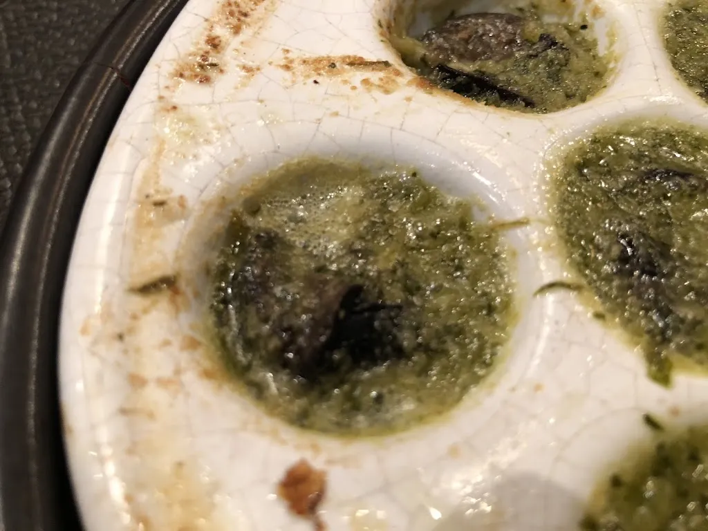 Christina Menéndez Magaña (Moose)_Restaurant Le Madeleine C._Paris_review