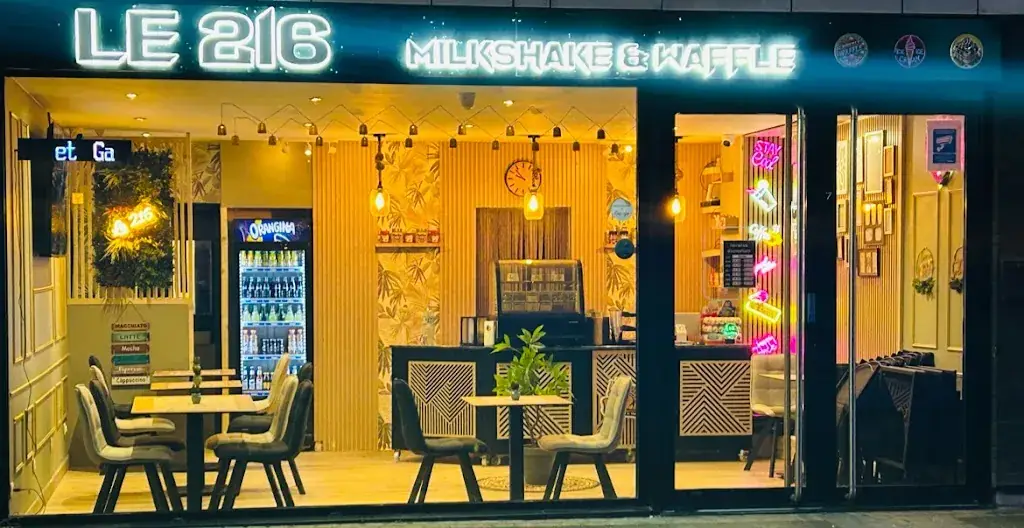 Le 216 Milkshake & Waffle restaurant in Halluin