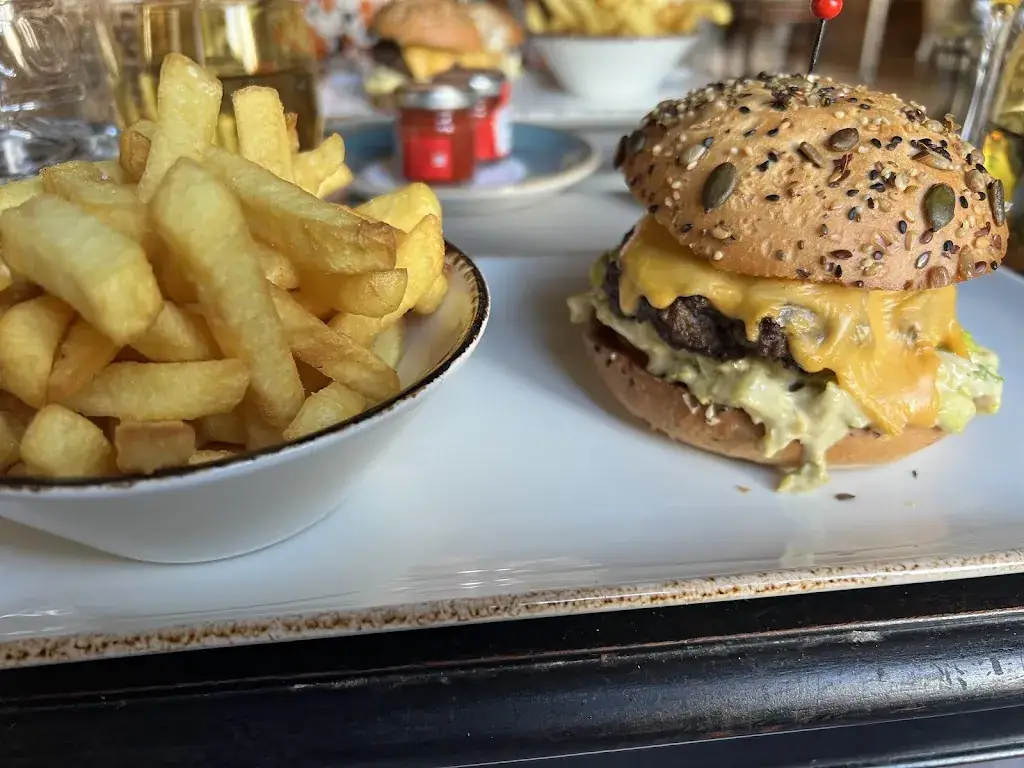 Kendrick G._Le Stradivarius Bar & Restaurant_Chapelle-en-Serval_review