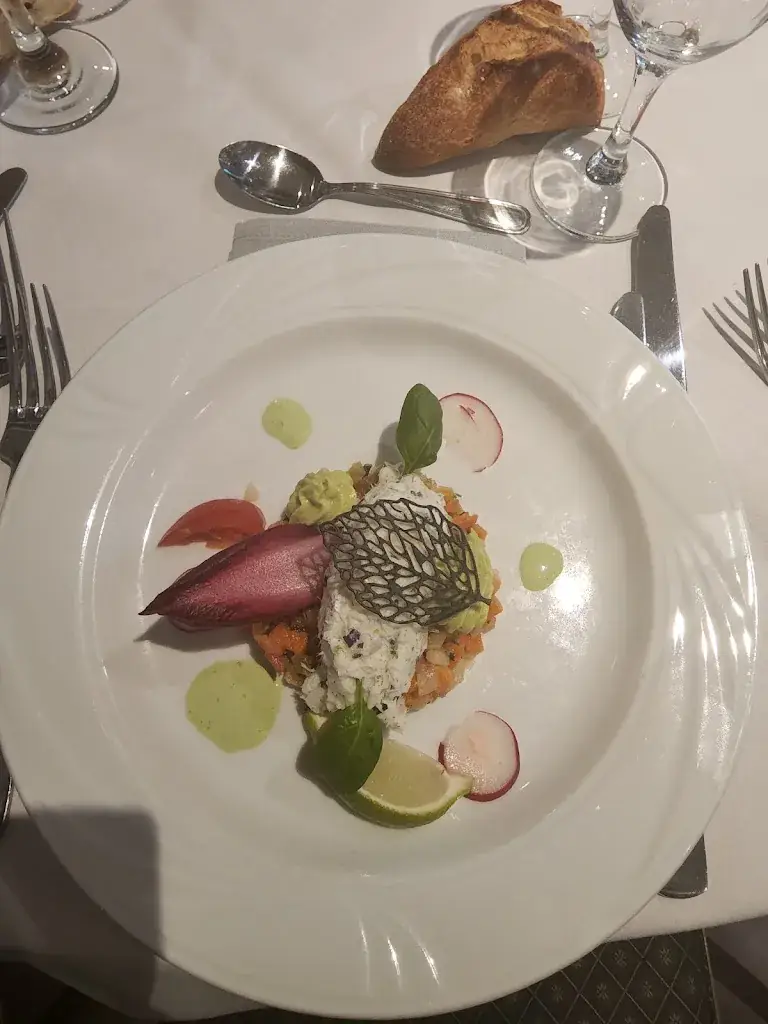 Constantin Hadjadj_Les Pyramides_Lys-lez-Lannoy_review