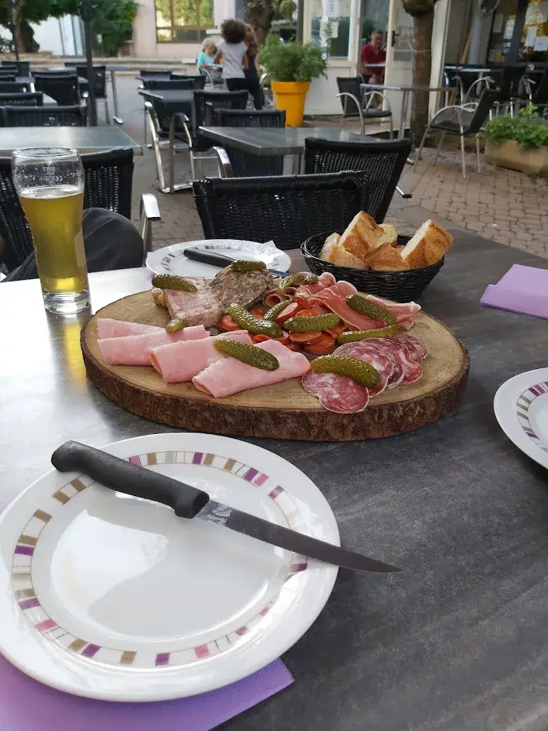 Brasserie Le Donjon_Crest_slider_image_3