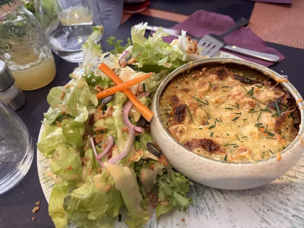 Chez les filles_Crest_slider_image_2