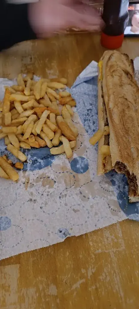 Alexandre Petit_THE BURGER FAMILY_Maignelay-Montigny_review