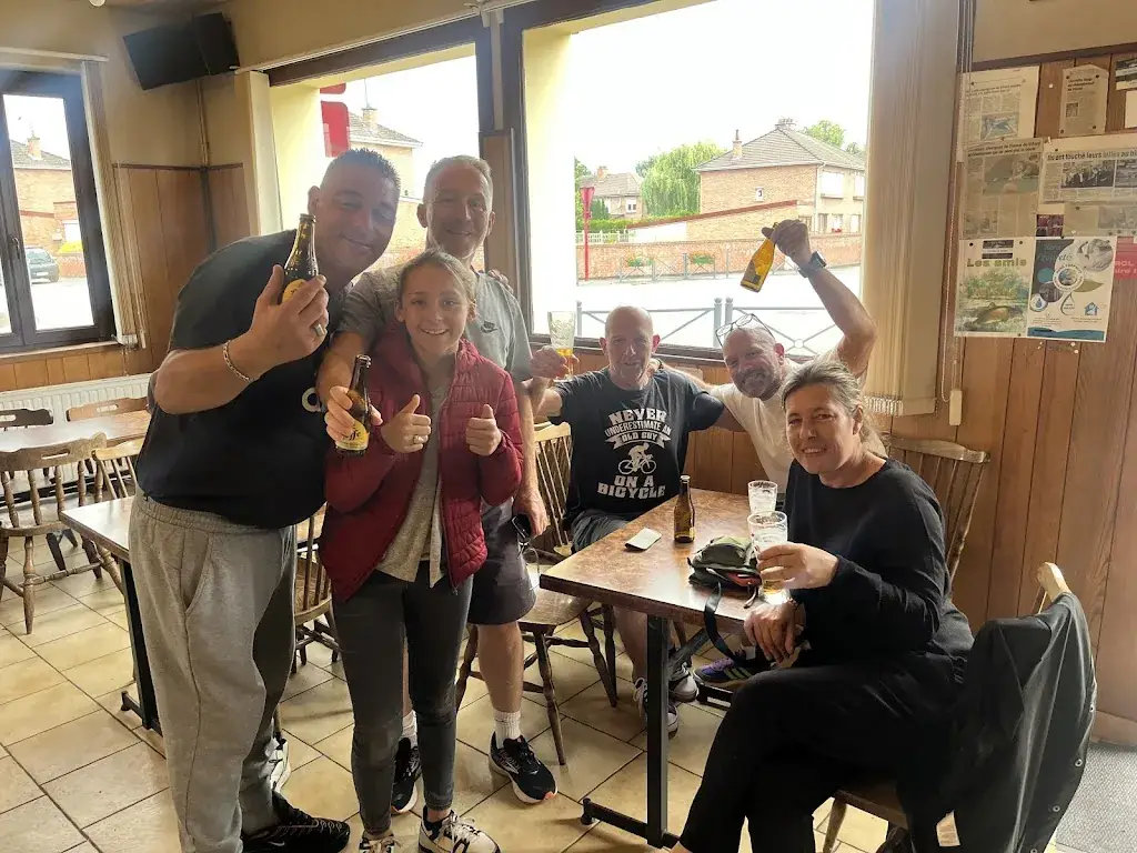 Lily Smith_Café Le Pub_Mazingarbe_reseña