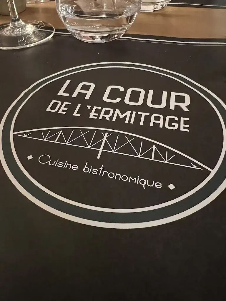 Pierre Chevallier_La Cour de l'Ermitage_Nesle_review